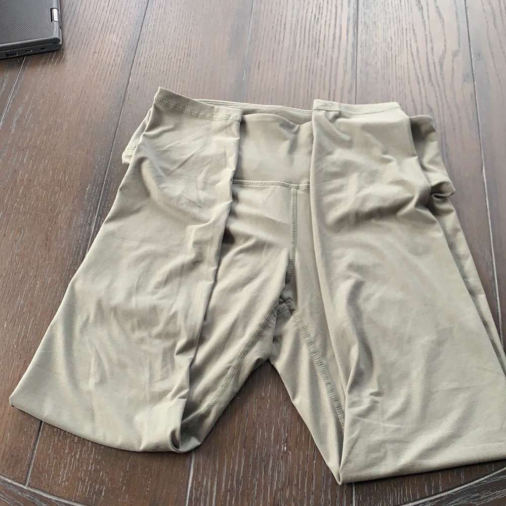 Talulah Green buttery soft leggings size Lg